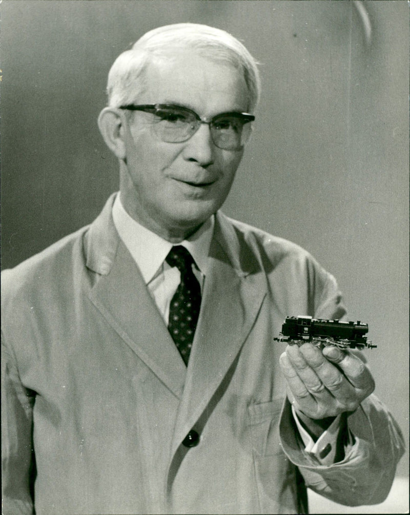 MODEL BUILDING LOAD FRIEDRICH KARL RIES SHOWS PLANT THAT FIT EXACTLY BELOW - Vintage Photograph