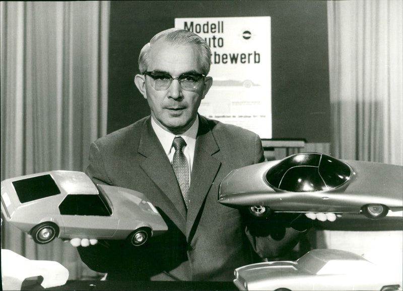 RIES OUR MODEL BUILDING TASTED FRIEDRICH KARL RIESGOWAN FREDRICH KARE RISES - Vintage Photograph