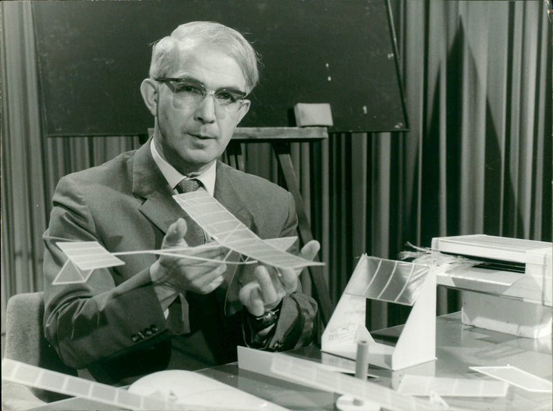 MODEL BUILDING TASTED FRIEDRICH KARL RIES SHOWS HODELLLLUZEUGE WHICH CAN - Vintage Photograph