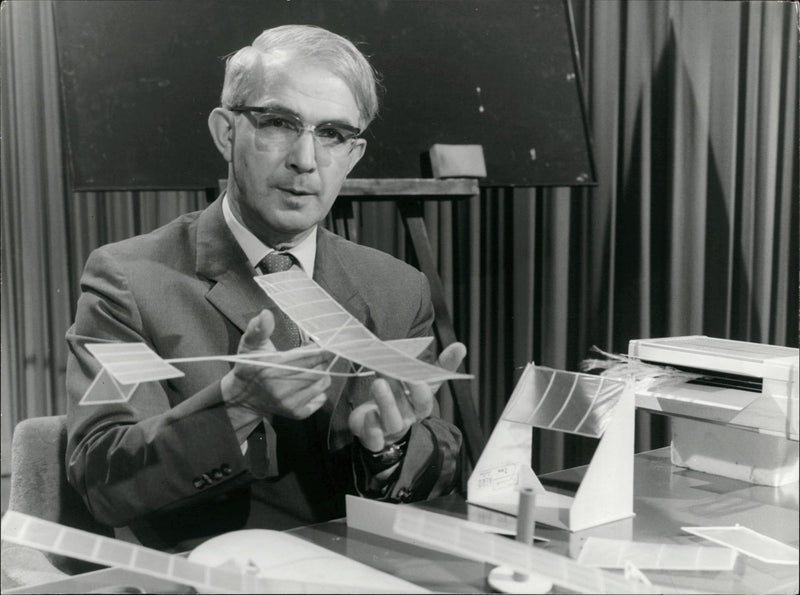 MODEL BUILDING TASTED RIES ARD ASTLATION FRIEDRICH KARL - Vintage Photograph