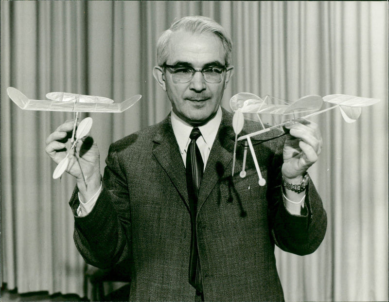 MODEL BUILDING TASTED FRIEDRICH KARL LODELLBAUKASTEN HAI - Vintage Photograph