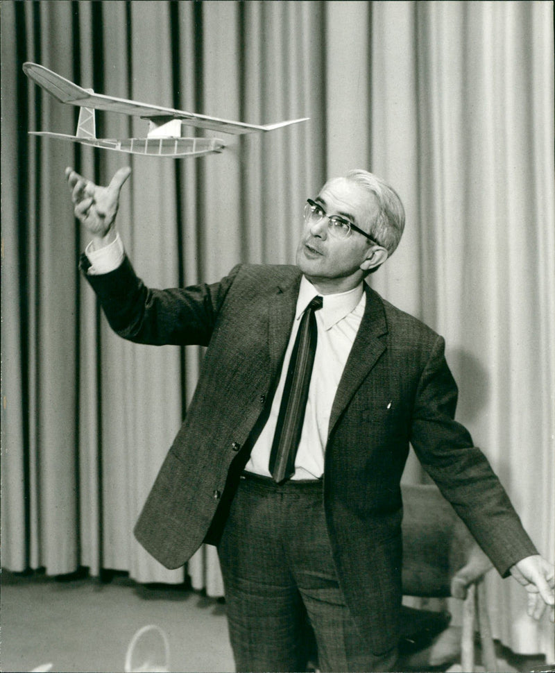 MODEL BUILDING TASTED FRIEDRICH KARL RIES MAKES THIRD - Vintage Photograph