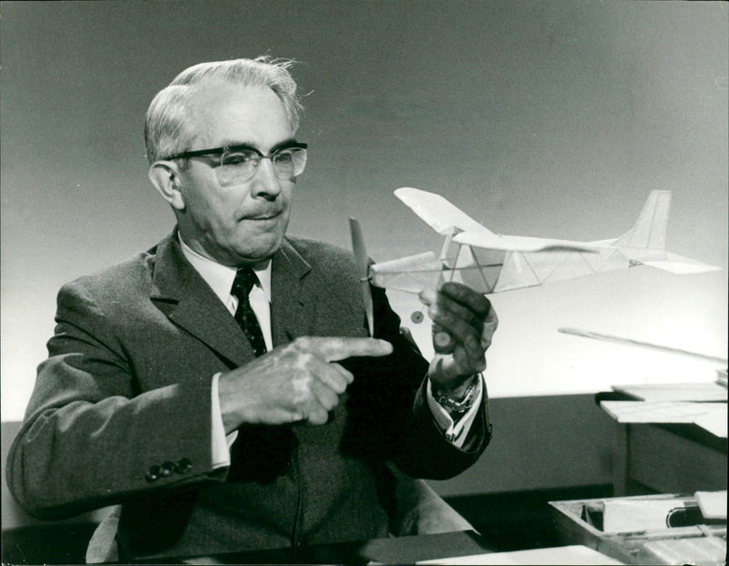 MODEL BUILDING TASTED RIES OUR HODELLBAUKASTEN ARD FRIEDRICH KARL MAKE - Vintage Photograph