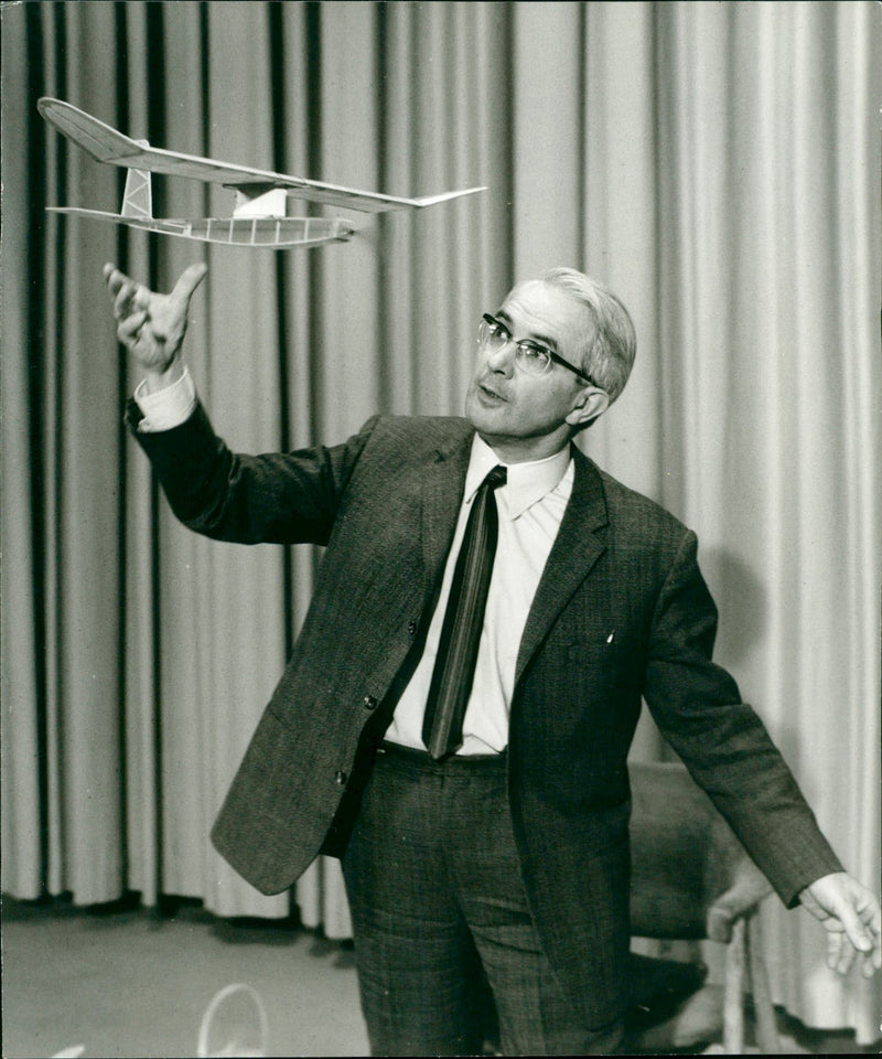 MODEL BUILDING TASTED FRIEDRICH KARL RIES MAKES THIRTY - Vintage Photograph