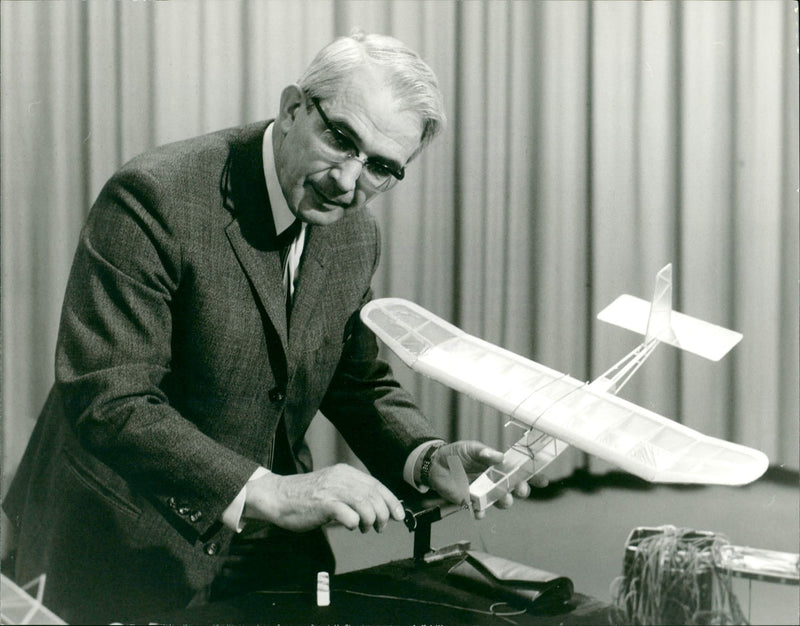 MODEL BUILDING TASTED FRIEDRICH KARL RIES OUR BODELL BUILDER SHOWS HOW - Vintage Photograph