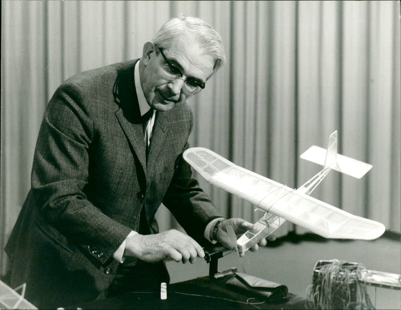 KARL RIES OUR MODEL BUILDING TASTED FRIEDRICH AVOI - Vintage Photograph