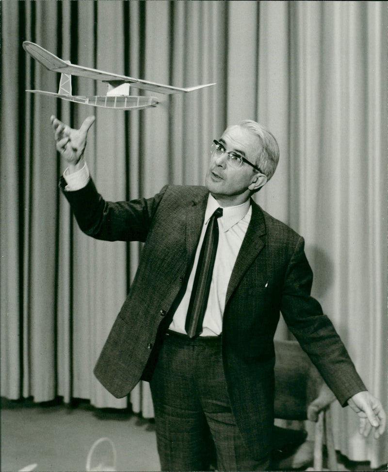 BUILDING TASTED RIES OUR MODEL KIT BASED FRIEDRICH KARL - Vintage Photograph