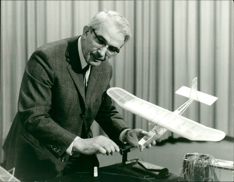 BUILDING TASTED FRIEDRICH KARL RIES OUR MODEL KIT SHOWS HOW BUILD - Vintage Photograph