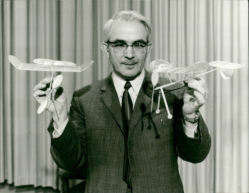 MODELKLAUTADENS KARL RIES OUR HALLODELBAUKASTEN HAI ARD FRIEDRICH TARL - Vintage Photograph