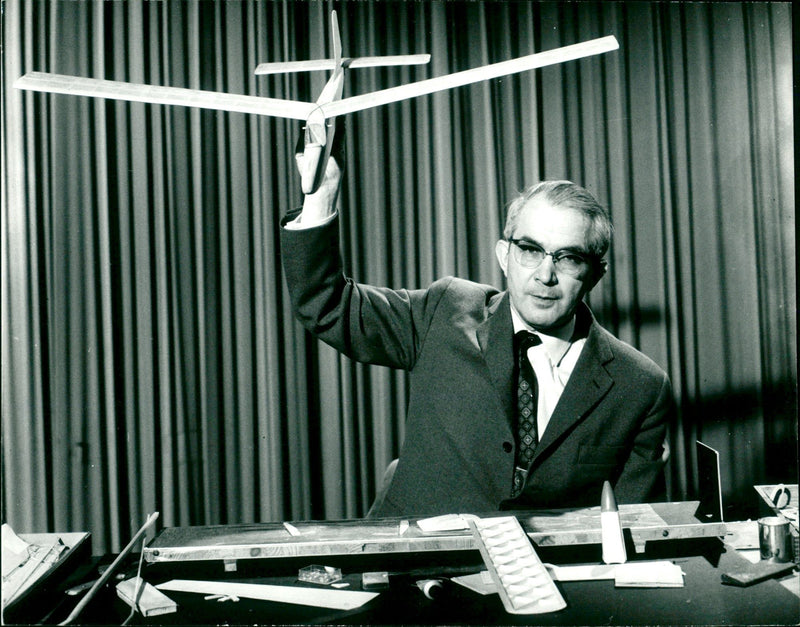 MODELKLAUTADENS KARL RIES HUSSI TODELLBAUS KASKEN BED FRIEDRICH - Vintage Photograph