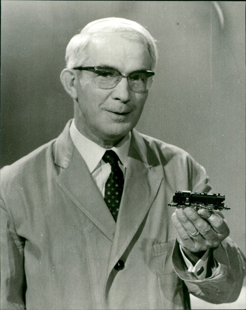 MODELKLAUTADENS FRIEDRICH KARL RIES MODEL BUILDING - Vintage Photograph