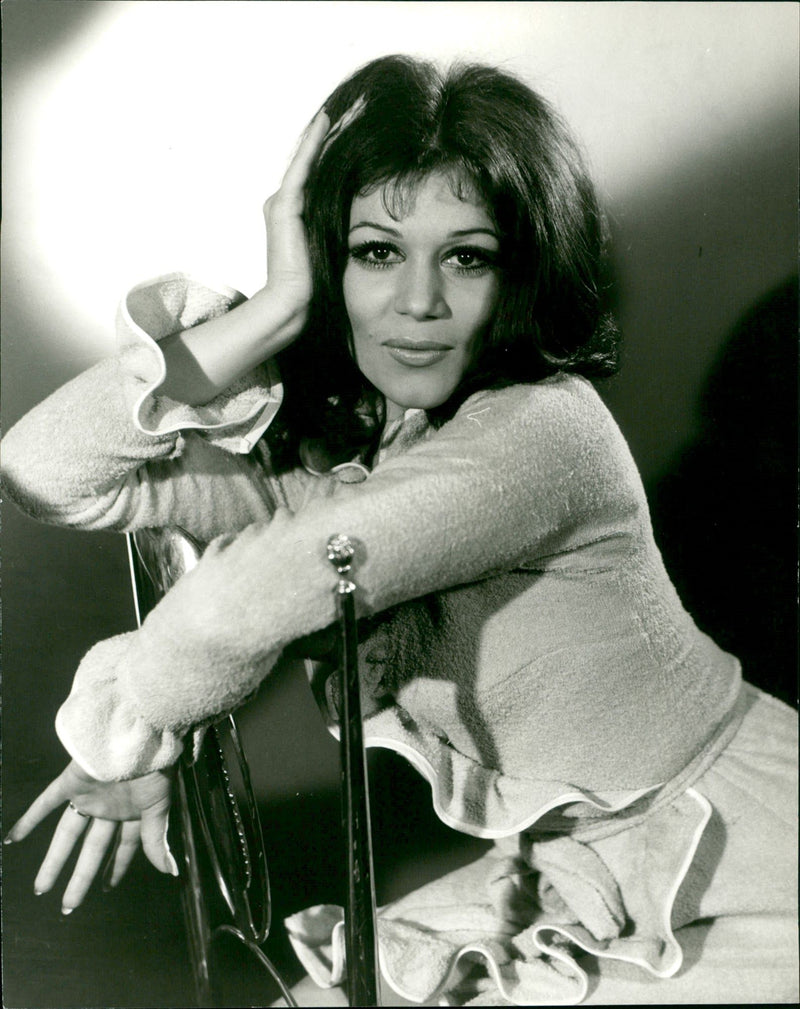 DON TAHER TRACK ARD MODEL JONELYNE TEIREIL AND - Vintage Photograph