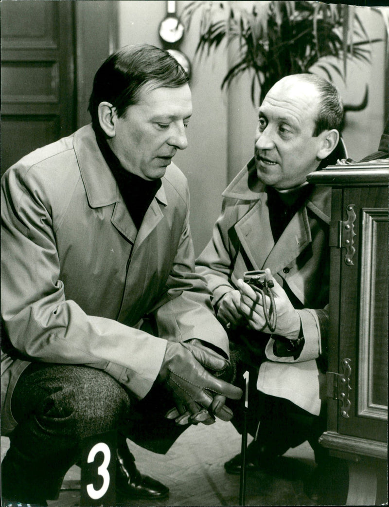 DON TAHER TRACK ARD MODEL JONELYNE TEIREIL AND - Vintage Photograph