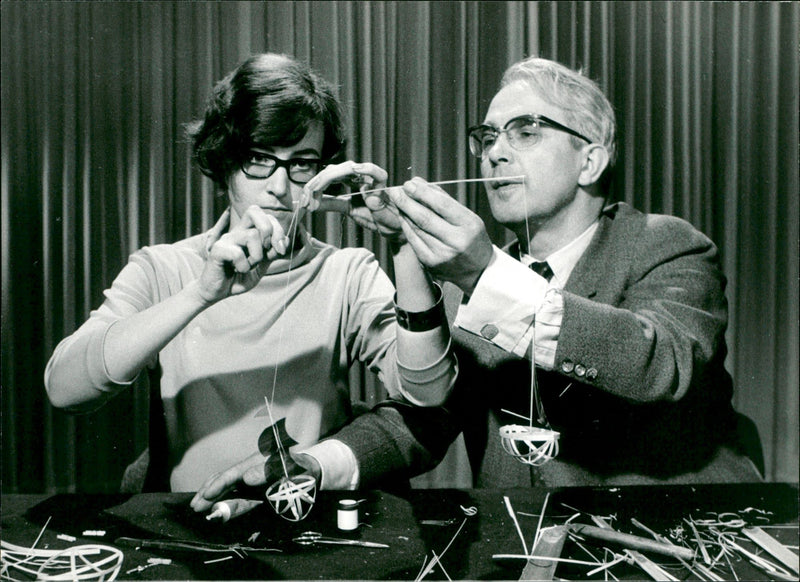 MODEL BUILDING LOAD FRIEDRICH KARL RIES WANTS HIS DAUGHTE - Vintage Photograph