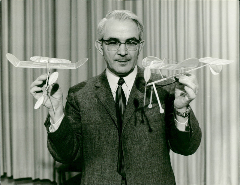 BUILDING TASTED KARL RIES OUR MODEL KIT ARD TAI FRIEDRICH TERL RIESS BUILD - Vintage Photograph