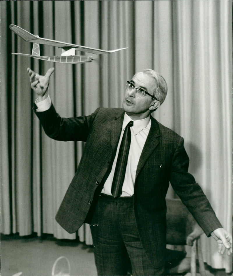 MODEL BUILDING TASTED FRIEDRICH KARL RIES MAKES THIRD - Vintage Photograph