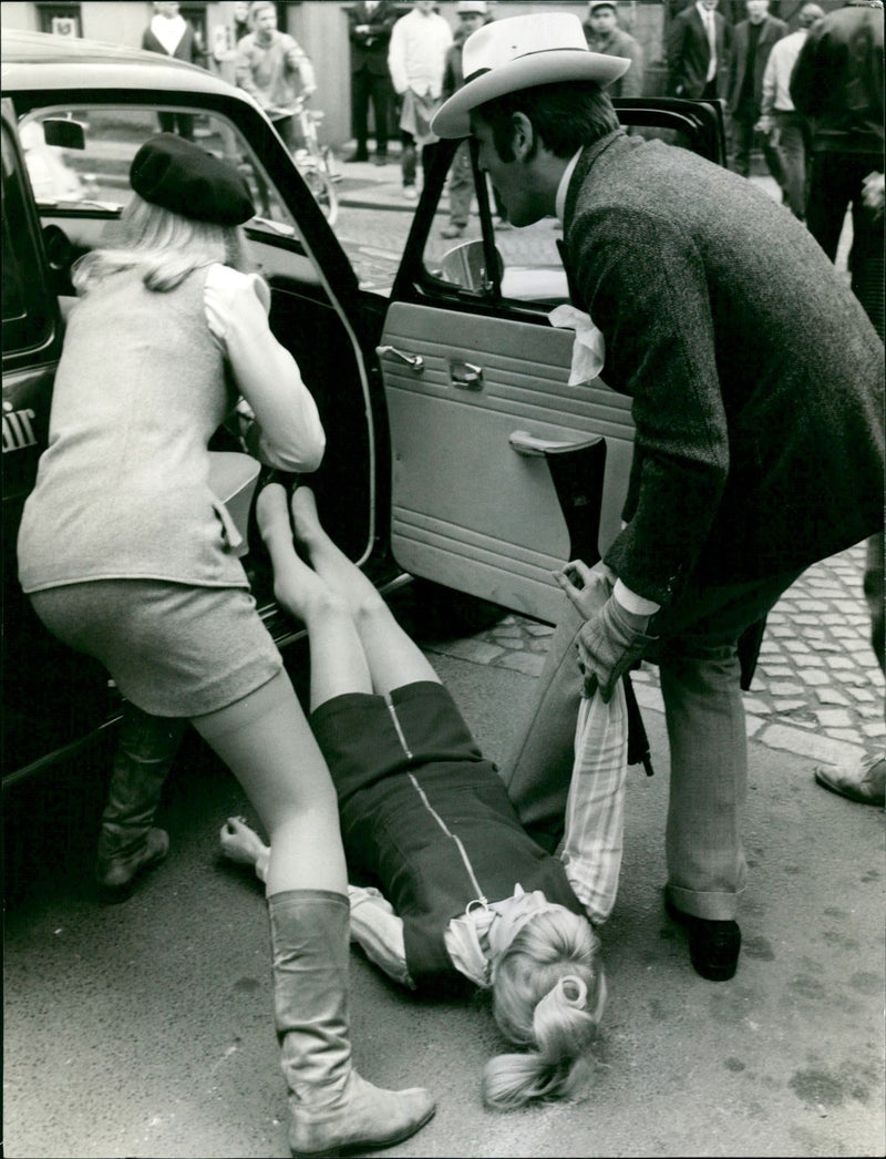 DEUR SDEROTT TATER TRAIL NINE SCENE WHICH HAPPYLY SOME FILM - Vintage Photograph