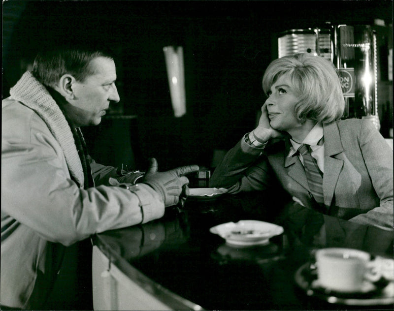 THALER TRAIL DENOTT FAYRIEL HAS BEEN ATE SANGERIN AFTER MOVIE - Vintage Photograph