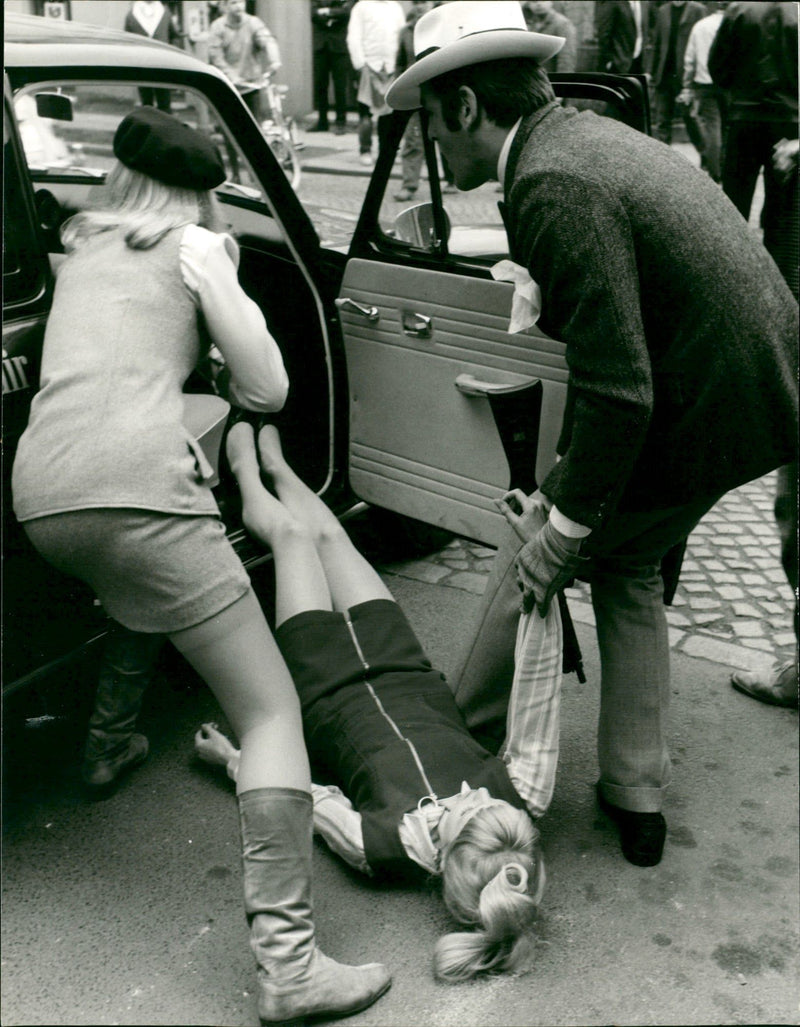 TATER SCHROTTA SPUS SCENE THAT HAPPY CARRIES SOME FILM - Vintage Photograph