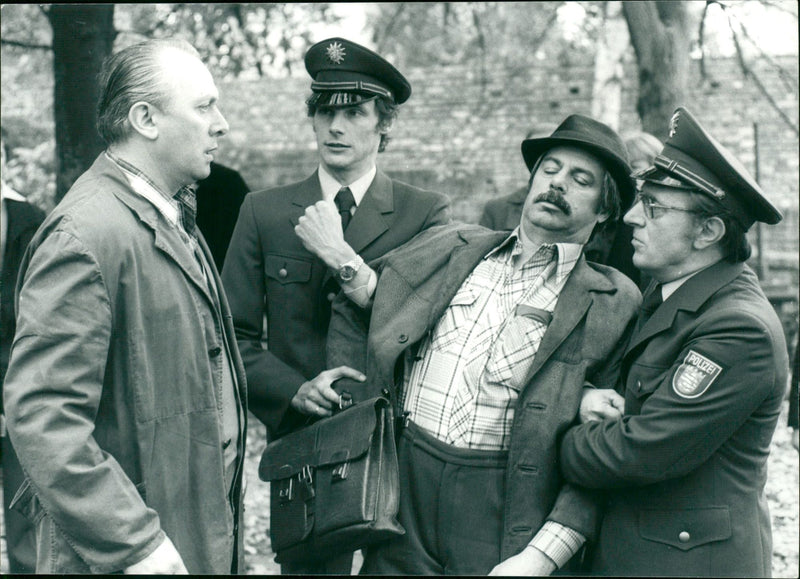 1981 VEGETABLE FRANZ BRODZINSKI BAILIFF TRAUGOTT DIETER AUGUSTIN ROBINS ROBERT - Vintage Photograph