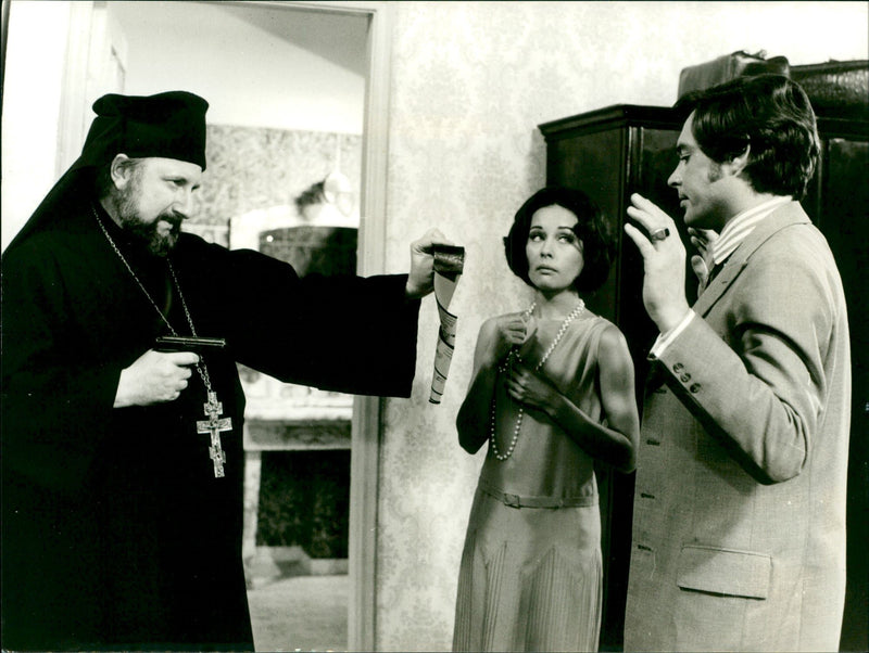 SPYING BEGINNING HOOVERS FRED WILLIAMS COMPANY POPE WALTE FILM VERA - Vintage Photograph