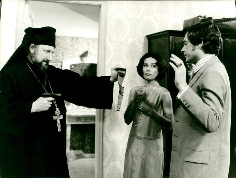 SPYING BEGINNING HOOVERS FRED WILLIAMS COMPANY POPE WALTE FILM VERA - Vintage Photograph