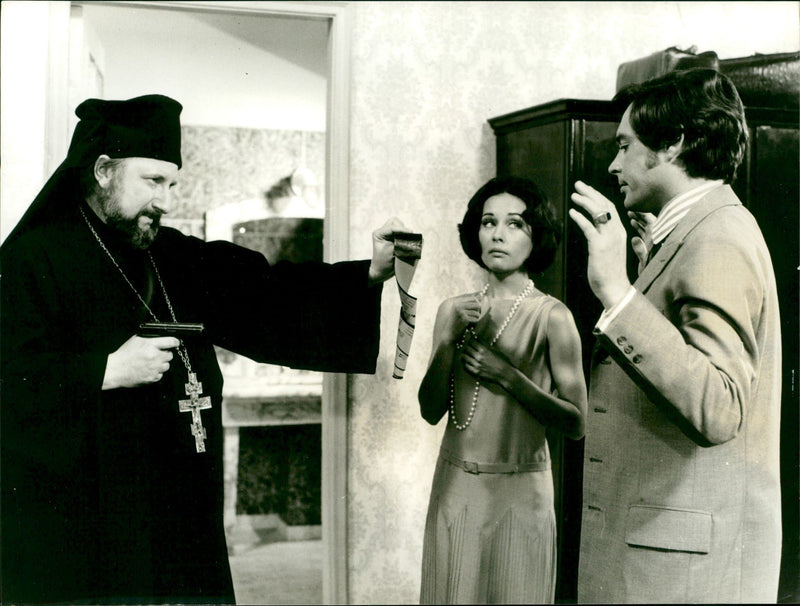 SPYING BEGINNING HOOVERS FRED WILLIAMS COMPANY POPE WALTE FILM VERA - Vintage Photograph