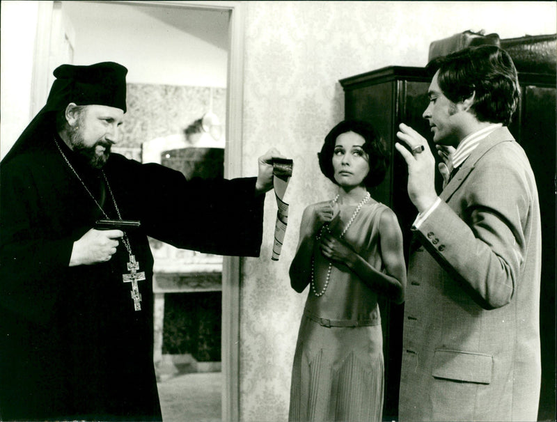 SPYING BEGINNING HOOVERS FRED WILLIAMS COMPANY POPE WALTE FILM VERA - Vintage Photograph