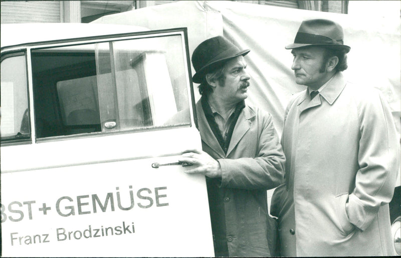 1981 BAILIFF TRAUGOTT DIETER AUGUSTIN HAS FINALLY CAUGHT ILERRN BRODZINSKI LANS - Vintage Photograph