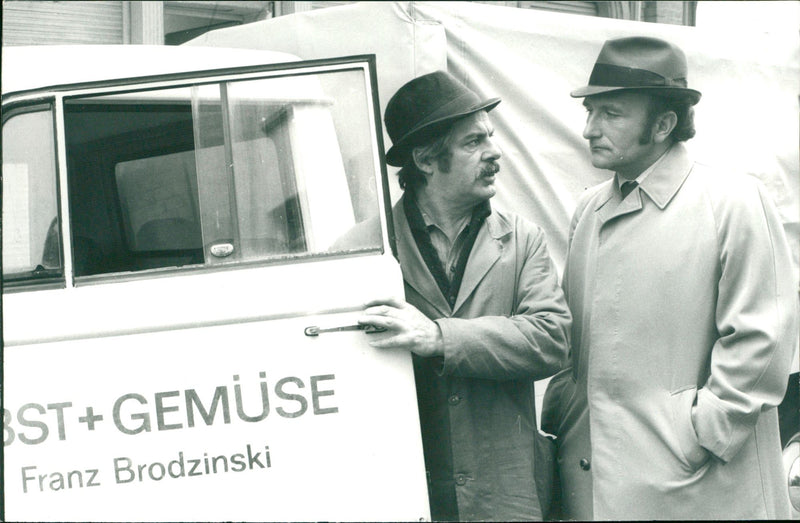 1978 GEMUSE FRANZ BRODZINSKI SELF HELP AND BAILIFF TRAUGOTT DIETER AUGUS - Vintage Photograph