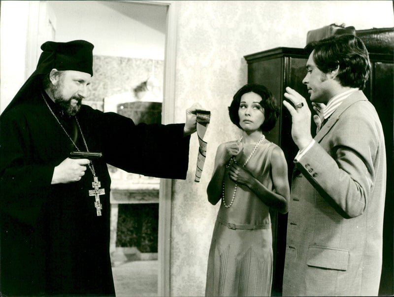 SPYING BEGINNING HOOVERS FRED WILLIAMS COMPANY POPE WALTE FILM VERA - Vintage Photograph