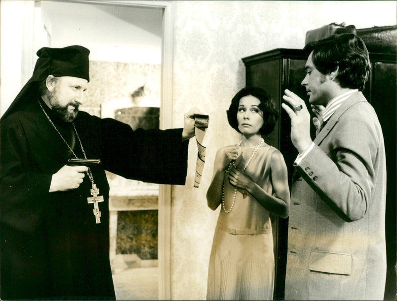 SPYING BEGINNING HOOVERS FRED WILLIAMS COMPANY FILM VERA - Vintage Photograph