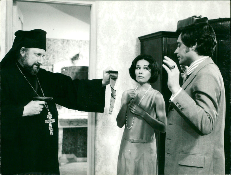 HOOVERS FRED WILLIAMS COMPANY POPE WALT FILM VERA - Vintage Photograph