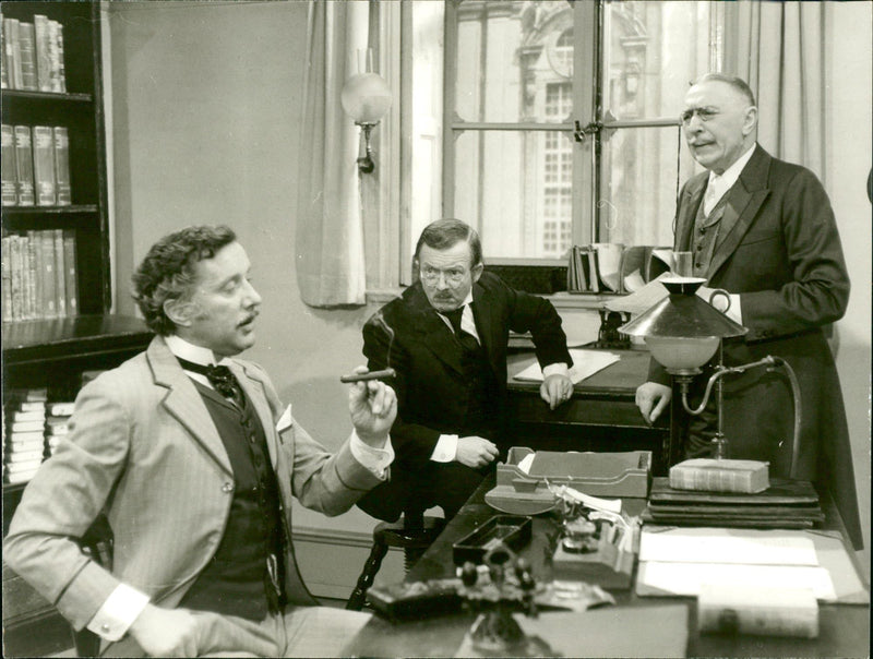 COURT TREATER HOFT THEATER TIN POET PARIS INTENDANT KROM PREMIERE - Vintage Photograph