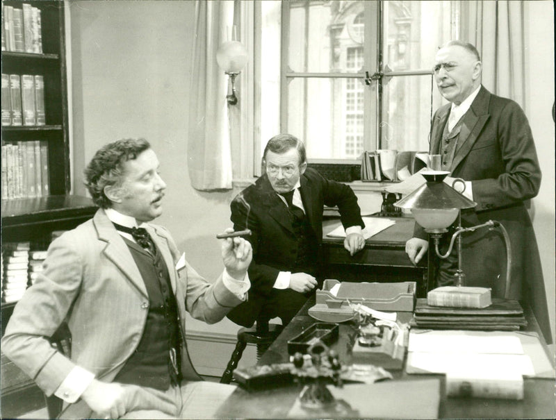 COURT TREATER HOFT THEATER POET PARIS PREMIERE - Vintage Photograph