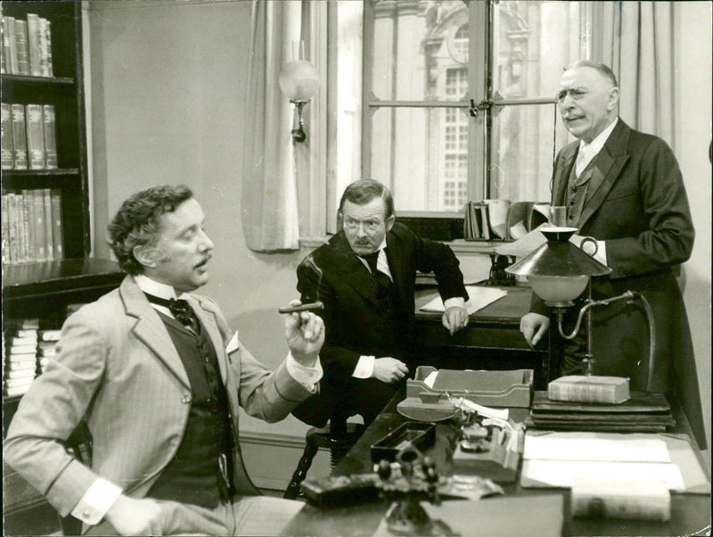 COURT TREATER BIN POET PARIS INTENDANT KRO PREMIERE - Vintage Photograph