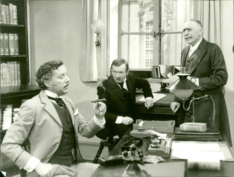 COURT TREATE ZDE HOFTHEATER DIN POET PARIS INTENDANT PREMIERE - Vintage Photograph