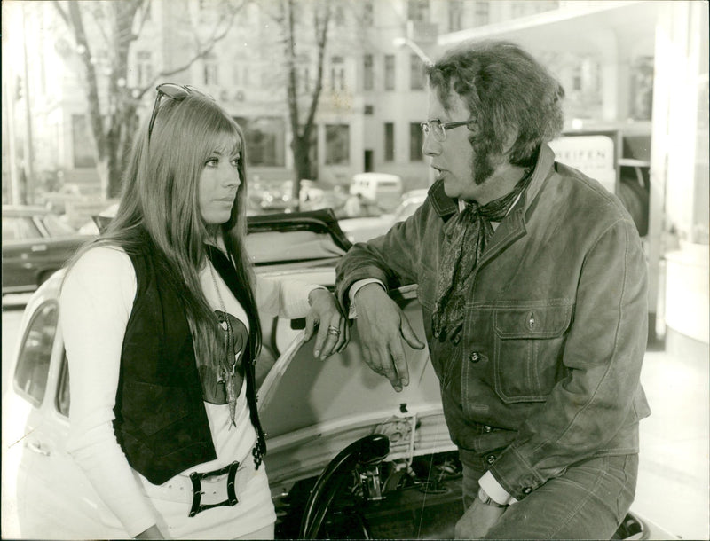 YOUNG STUDENT DIETER THOMAS HECK TAPS WHILE REFUELING RICH MUSICAL - Vintage Photograph