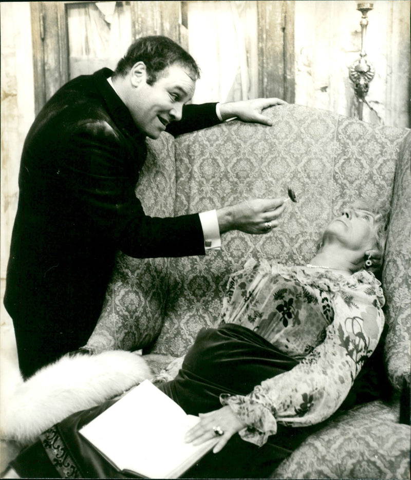 MARUD BLOOD EAR FLESH SACHER WOLFGANG REICHMANN FIND OLD WOMAN IRM - Vintage Photograph