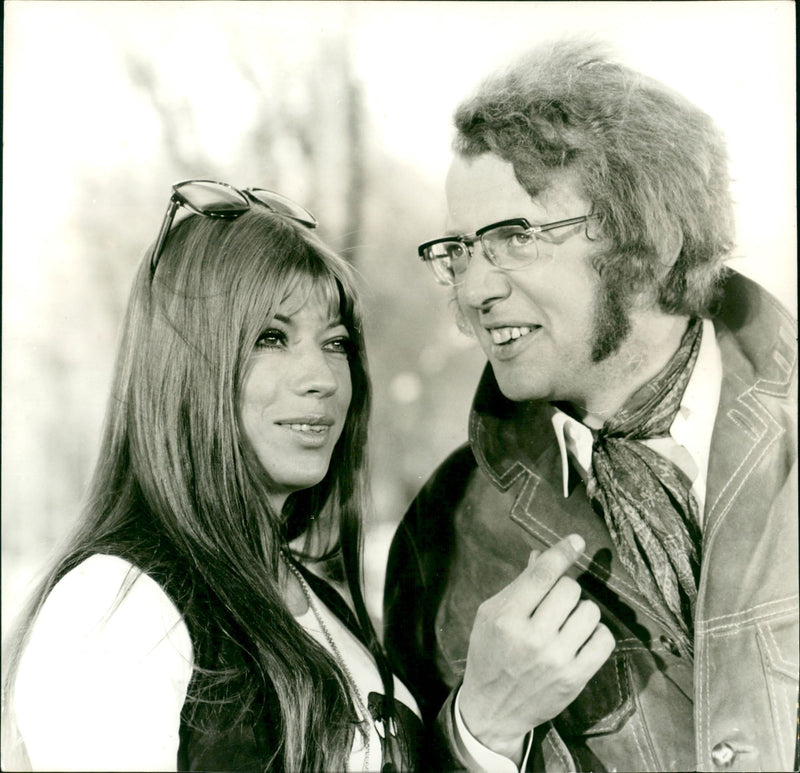 YOUNG STUDENT DIETER THOMAS HECK TAPS WHILE REFUELING RICH MUSICAL - Vintage Photograph