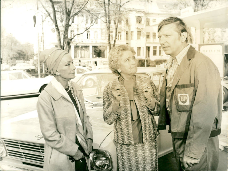 LIL DAGOVER KATHE HAACK TANK WAITING GUNTHER NEUTZE ABOUT KROSUS - Vintage Photograph