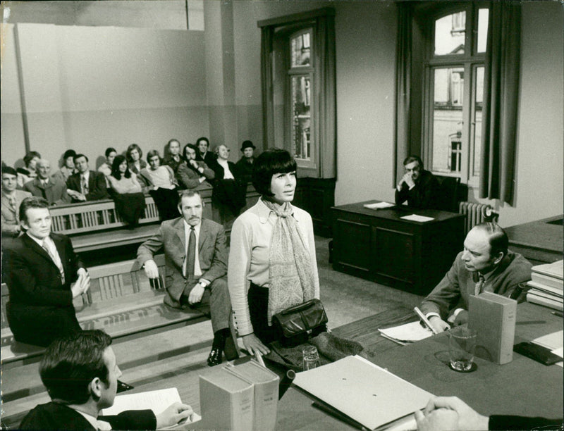 COURT MEETING BURGLARY MOVIE STAR BARBARA - Vintage Photograph