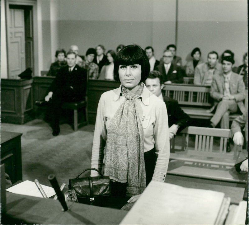 COURT TAGT BURGLARY MOVIE STAR BARBARA RUTTING STANDS FITNE - Vintage Photograph