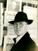 ZEITUN ERIKA SOUNDED PAST BERLIN PEOPLE BRIEJTI MURDER FREUIL - Vintage Photograph