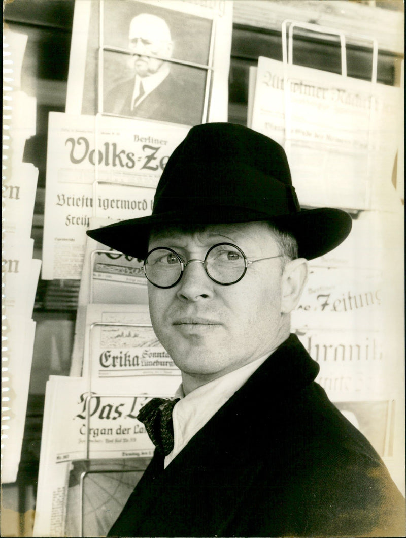 ZEITUN ERIKA SOUNDED PAST BERLIN PEOPLE BRIEJTI MURDER FREUIL - Vintage Photograph