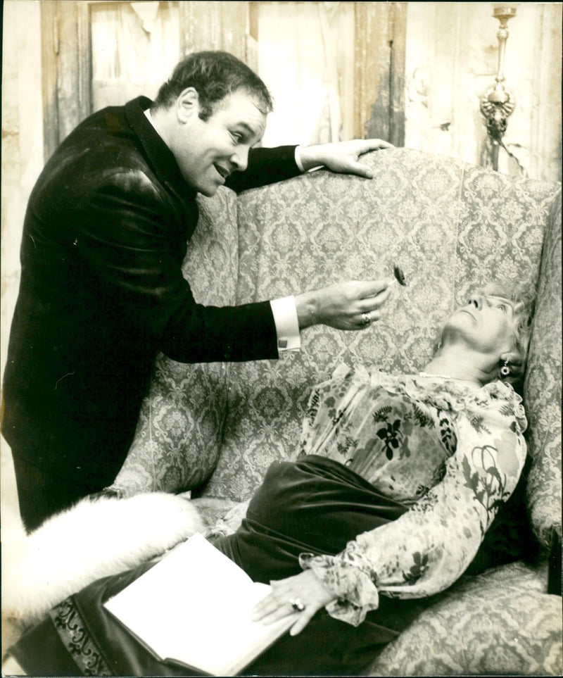 MARUD BLOOD EAR FLESH FINDES SACHAR WOLFGANG REICHMANN OLD WOMAN - Vintage Photograph