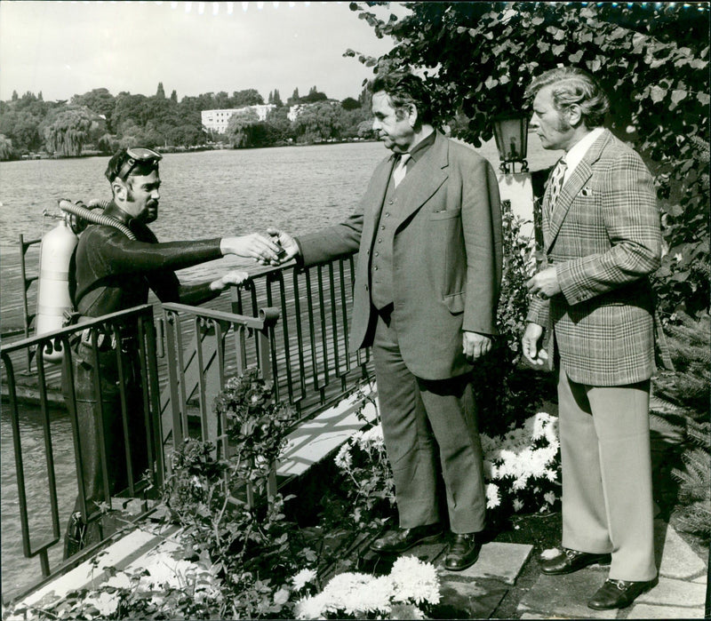 1977 JUDGE PLAY WHICH FROGMAN FETCHES GUN ALSTER HAS - Vintage Photograph