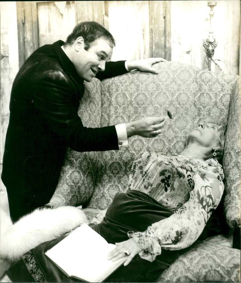 MARUD BLOOD EAR FLESH SACHER WOLFGANG REICHMANN FIND OLD WOMAN IRM - Vintage Photograph