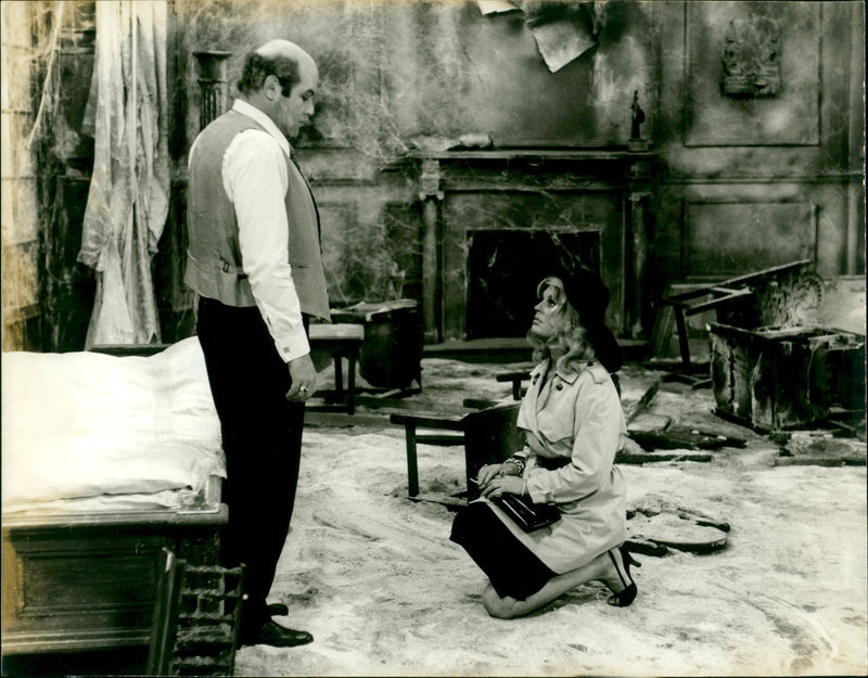 MARUD BLOOD ZDE SACKER WOLFGANG REICHMANN HAS COME VISIT LADY WHO - Vintage Photograph