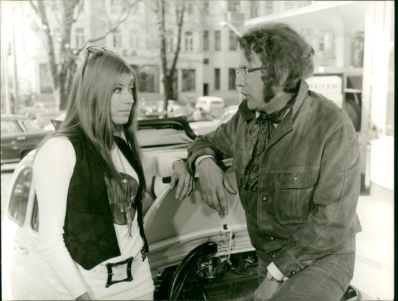 YOUNG STUDENT DIETER THOMAS HECK TAPS WHILE REFUELING RICH MUSICAL - Vintage Photograph